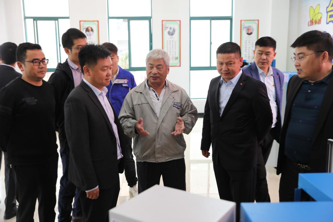 權(quán)偉激光切割螺桿空壓機